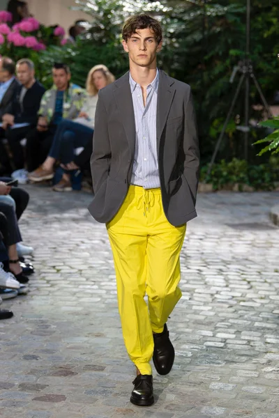 Look 16